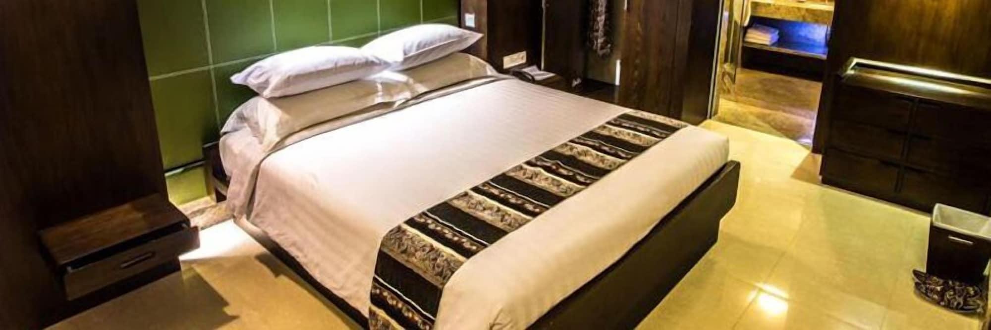Crown Victoria Hotel Tulungagung Esterno foto