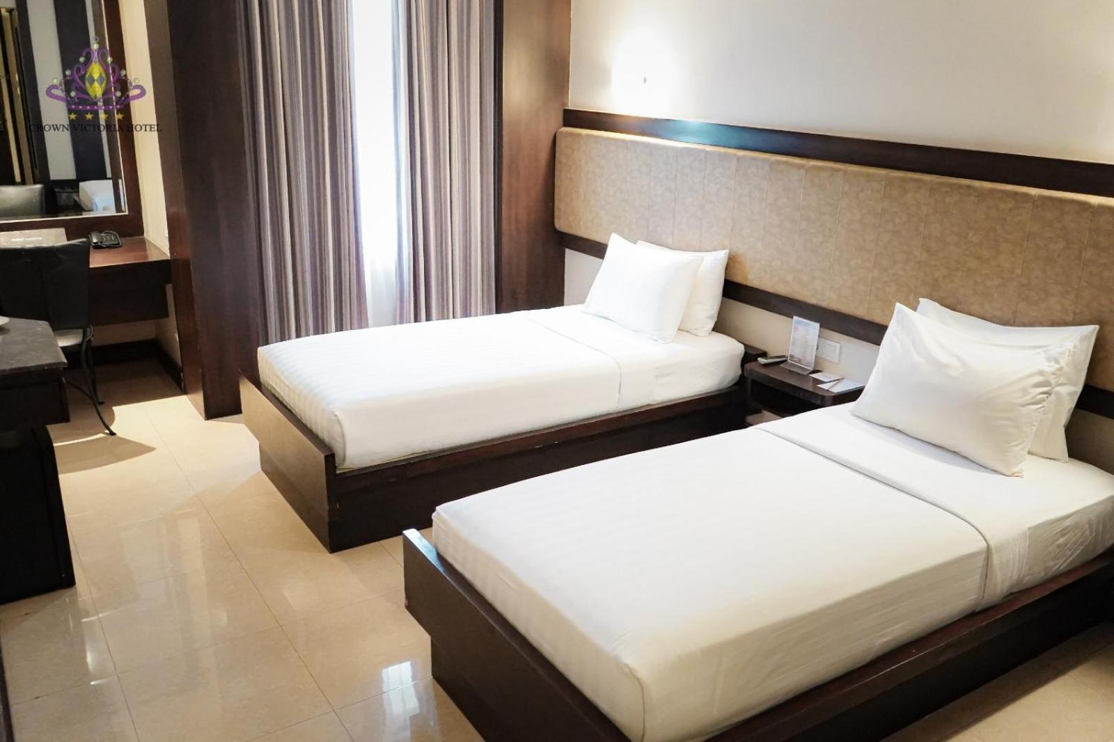 Crown Victoria Hotel Tulungagung Esterno foto