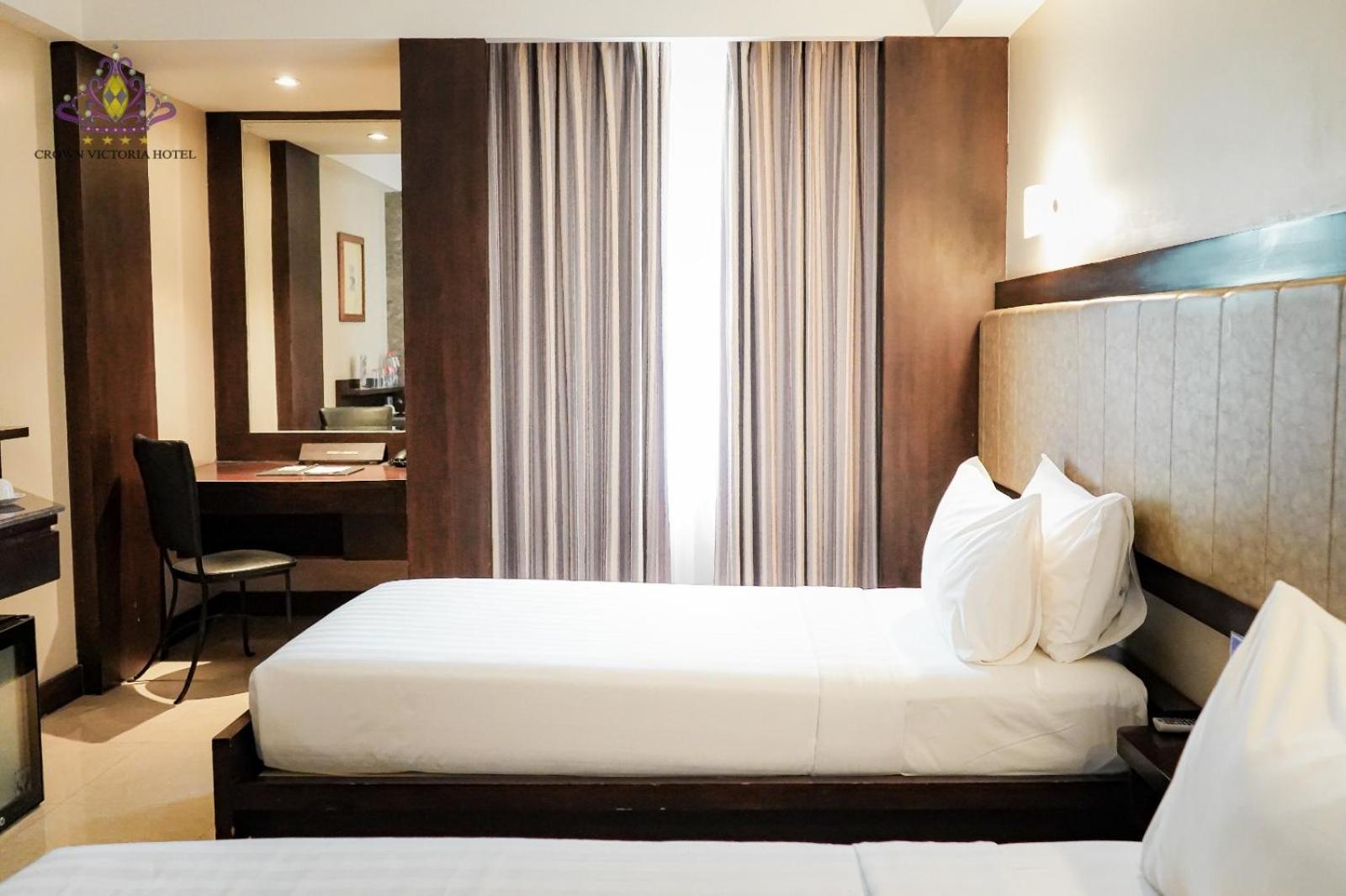 Crown Victoria Hotel Tulungagung Esterno foto