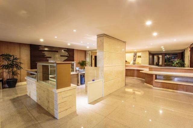 Crown Victoria Hotel Tulungagung Esterno foto