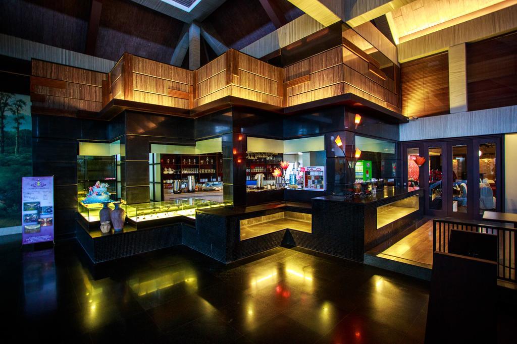 Crown Victoria Hotel Tulungagung Esterno foto