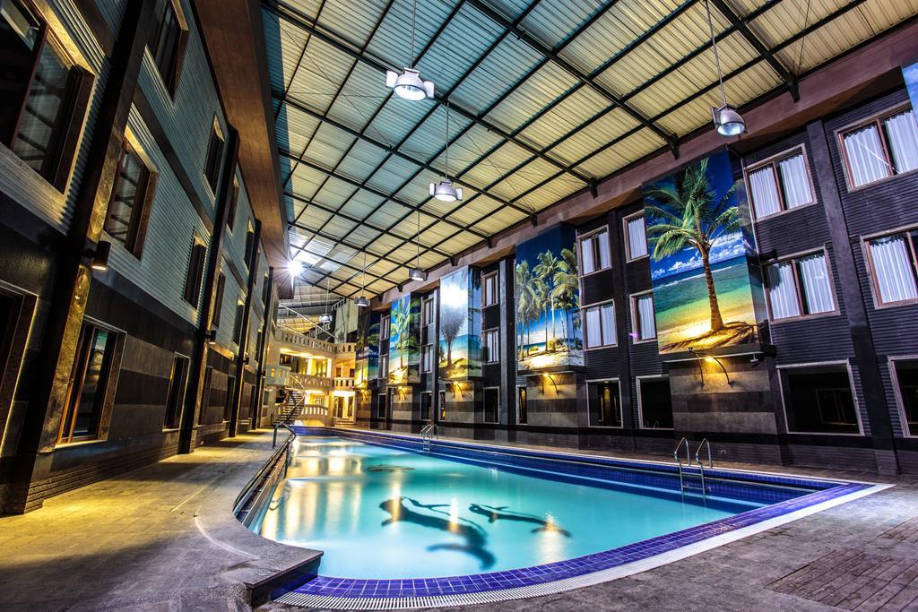 Crown Victoria Hotel Tulungagung Esterno foto