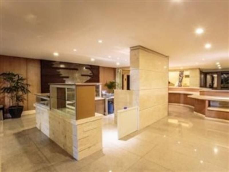 Crown Victoria Hotel Tulungagung Esterno foto
