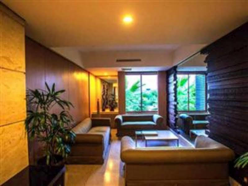 Crown Victoria Hotel Tulungagung Esterno foto